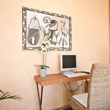 Apartamentos Amadores Beach 아마도레스