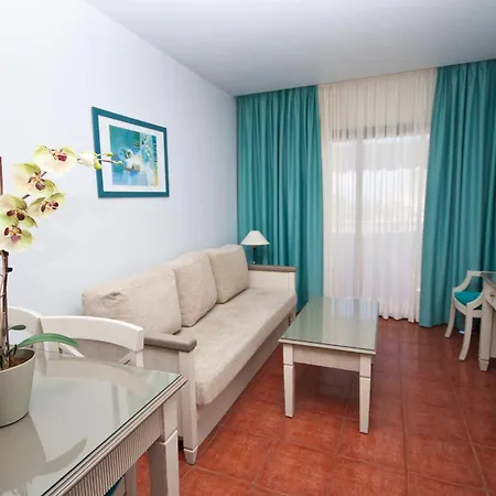 Apartamentos Amadores Beach 아파트