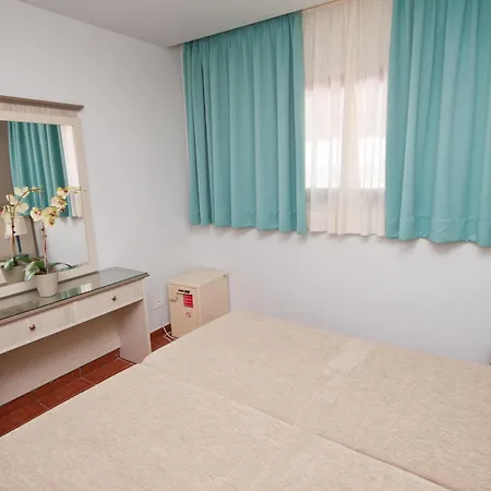 Apartamentos Amadores Beach * 아마도레스